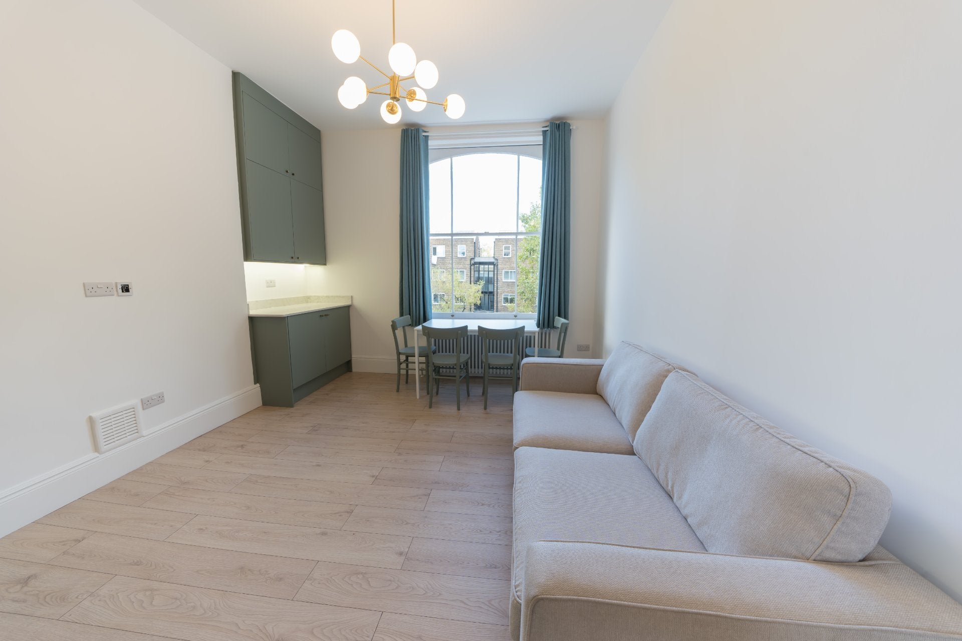 Flat Victoria Park Road in Greater London