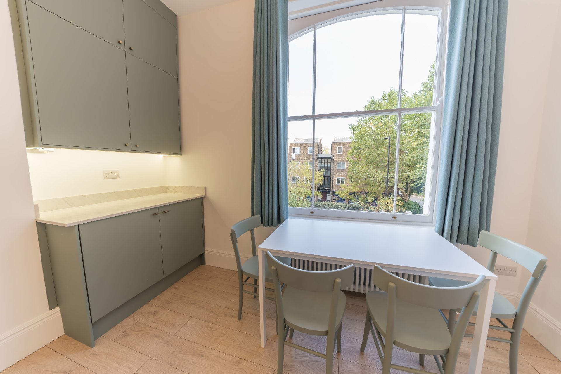 Flat Victoria Park Road in Greater London