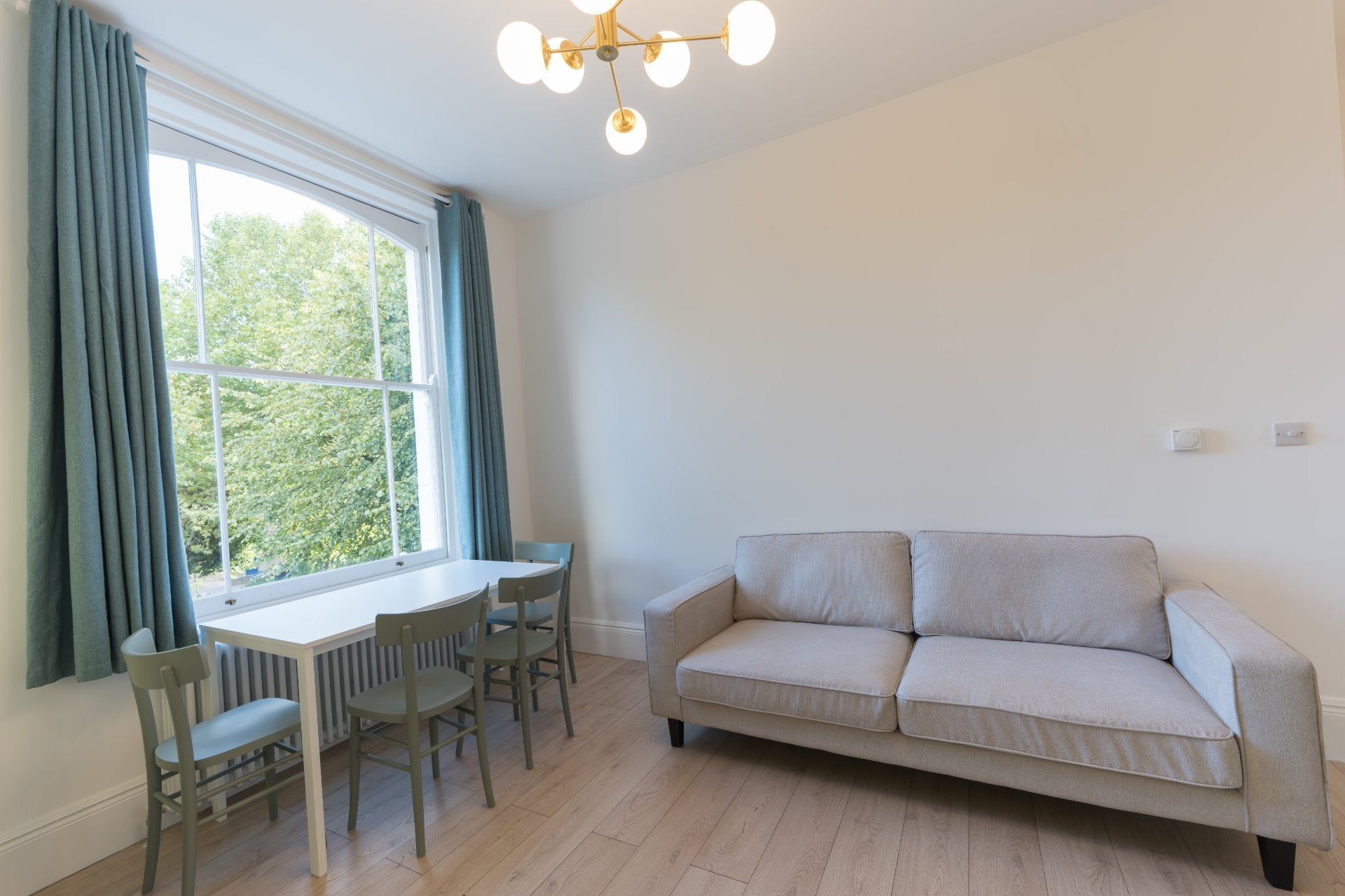 Flat Victoria Park Road in Greater London