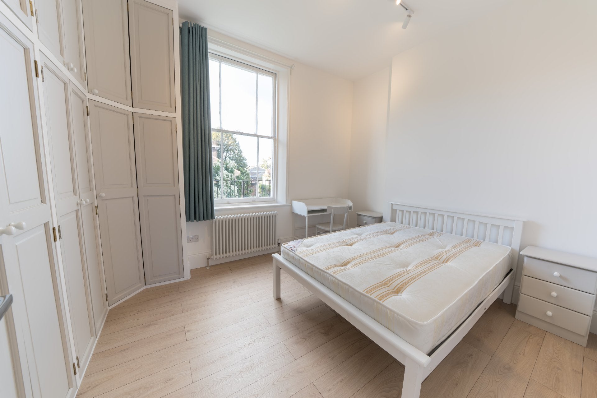 Flat Victoria Park Road in Greater London