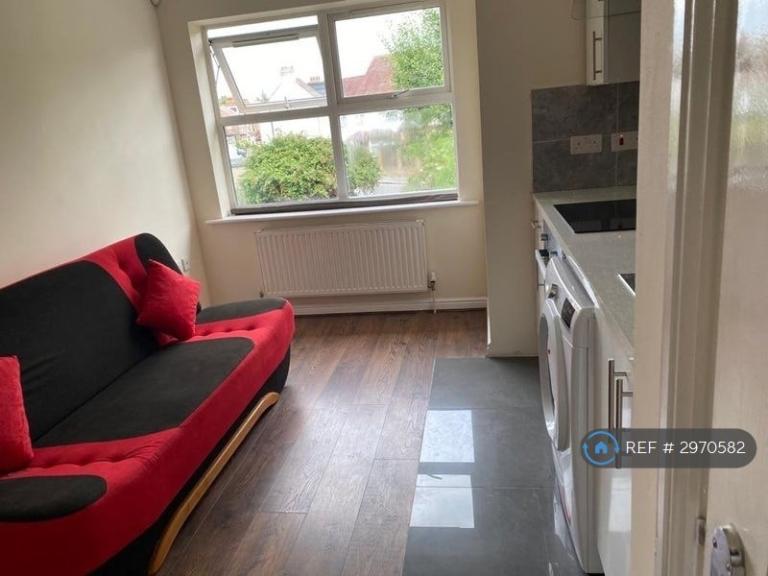 Flat Byron Road in Greater London