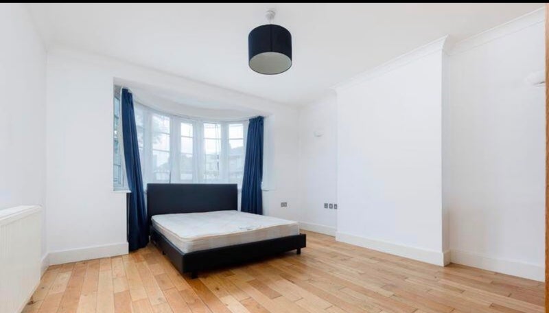 Room Powys Lane in Greater London