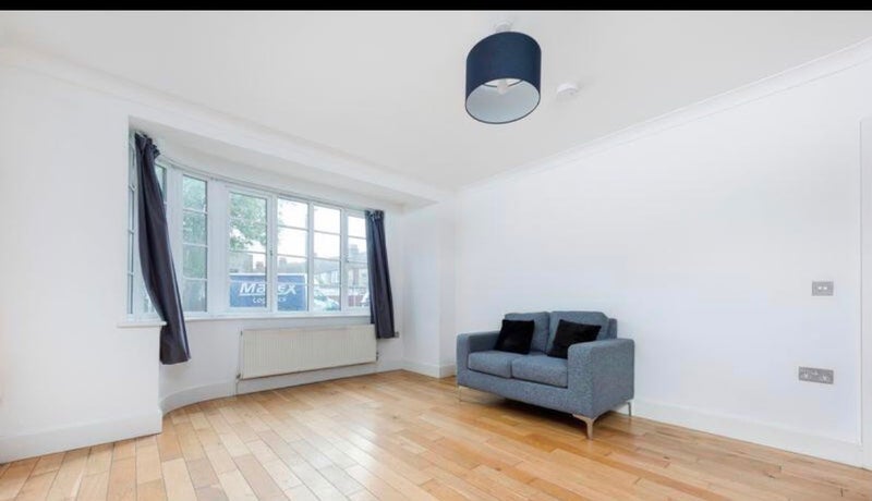 Room Powys Lane in Greater London