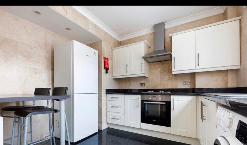 Room Powys Lane in Greater London
