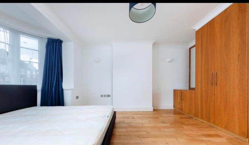 Room Powys Lane in Greater London