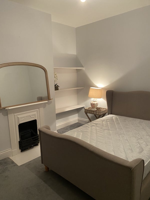 Room Woodbridge Road in Bristol