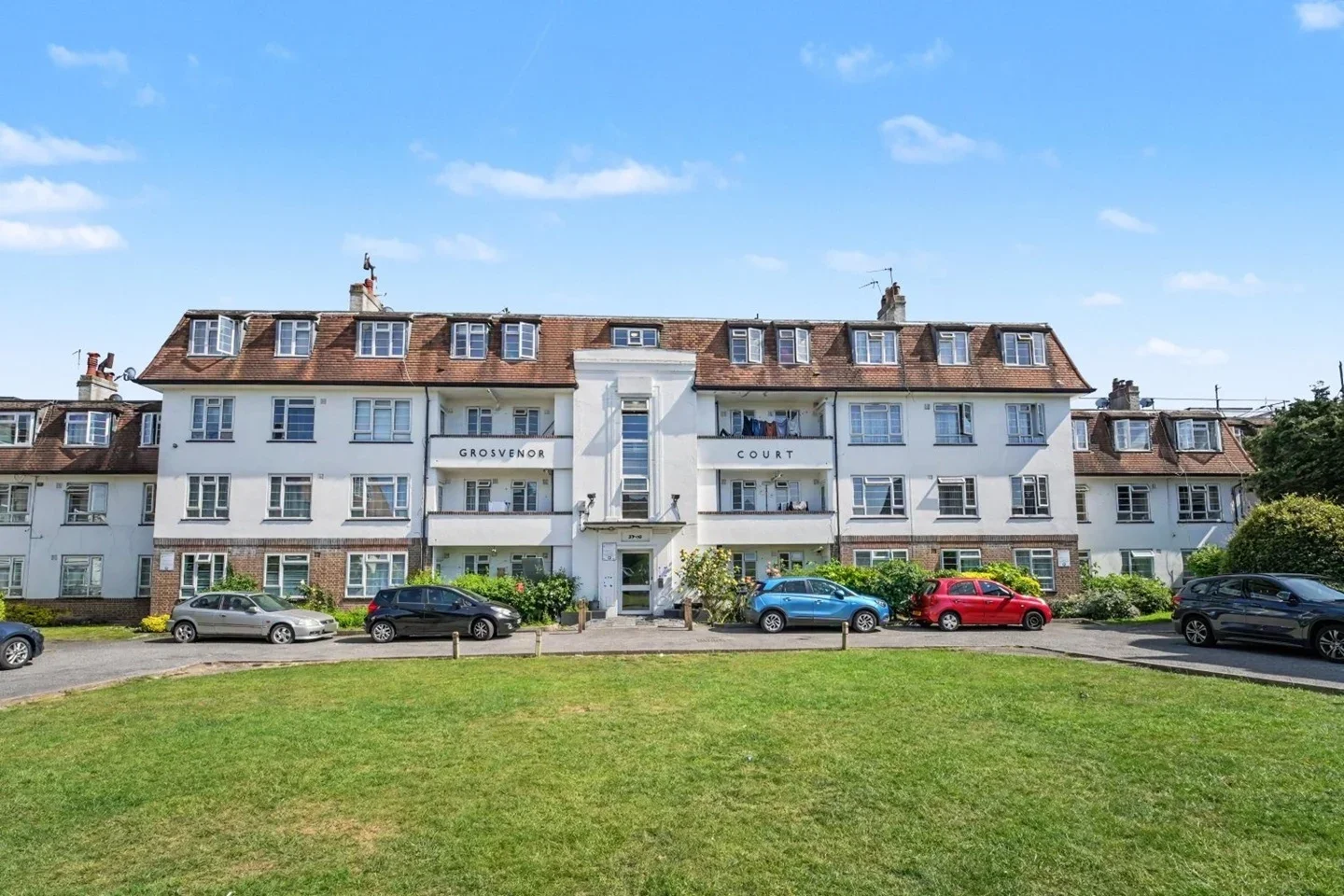 Flat Grosvenor Court in Greater London