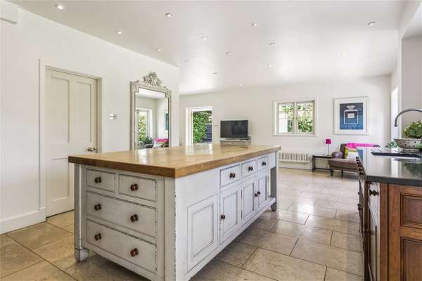 House Scott Close in Farnham Royal