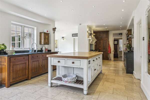 House Scott Close in Farnham Royal