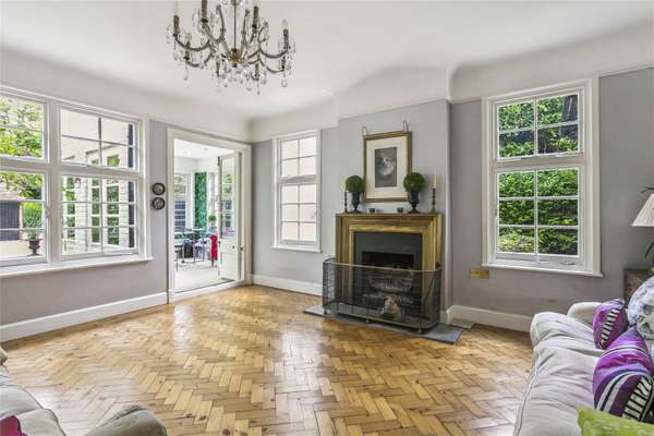 House Scott Close in Farnham Royal