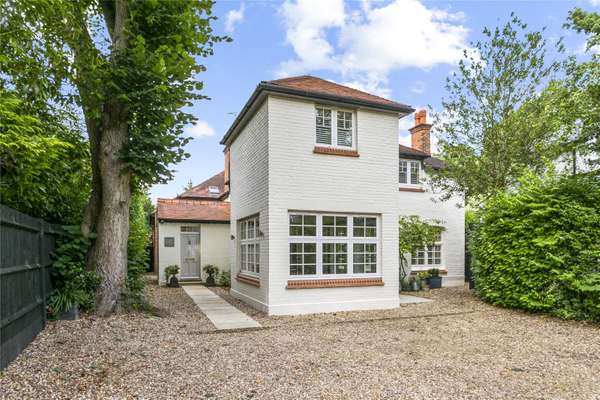 House Scott Close in Farnham Royal