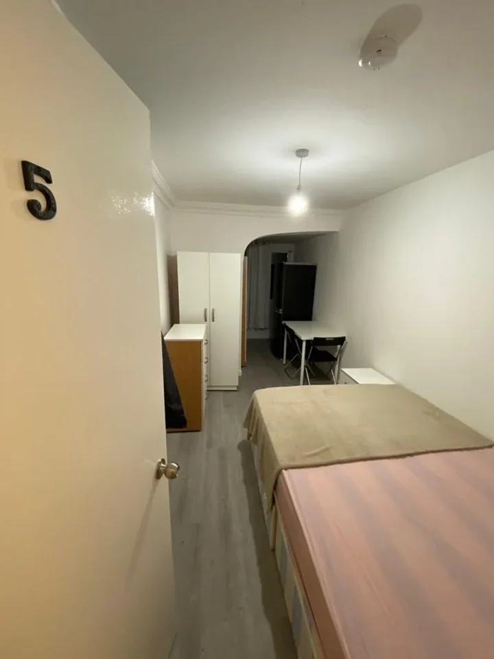 Room Connaught Close in Greater London