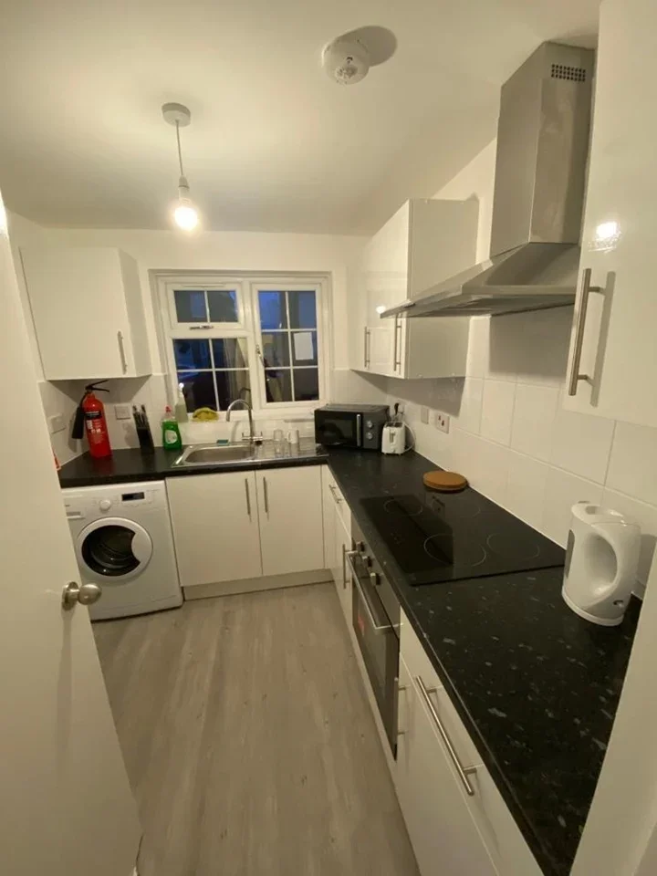 Room Connaught Close in Greater London