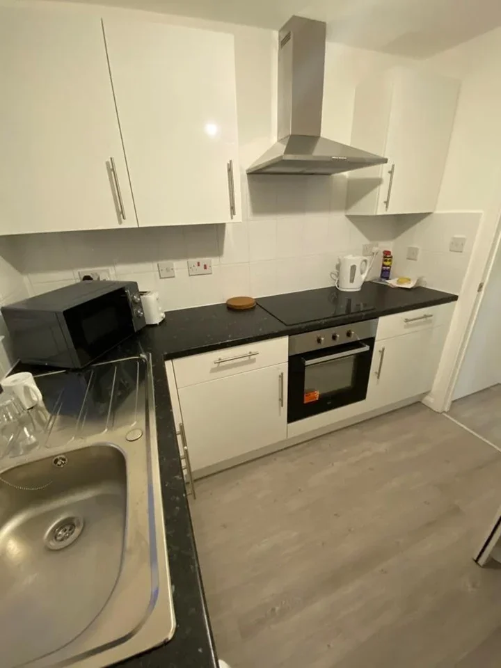 Room Connaught Close in Greater London