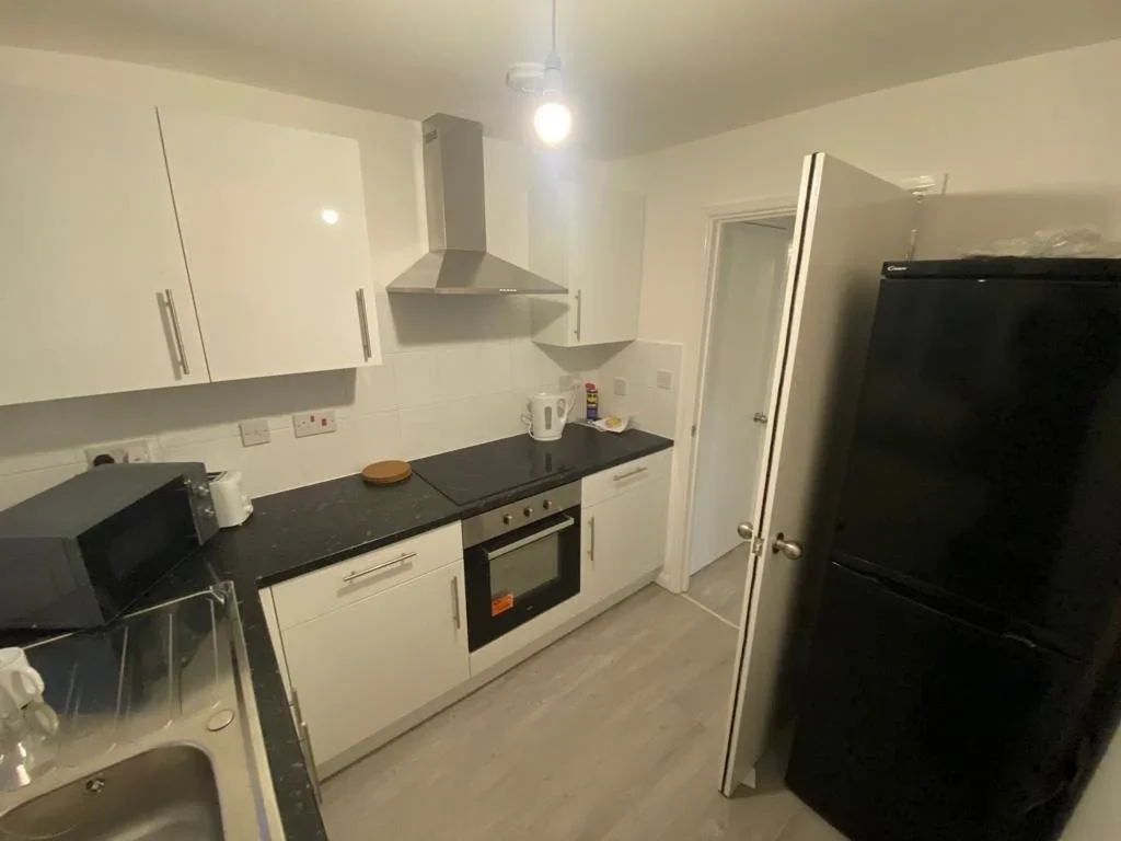 Room Connaught Close in Greater London