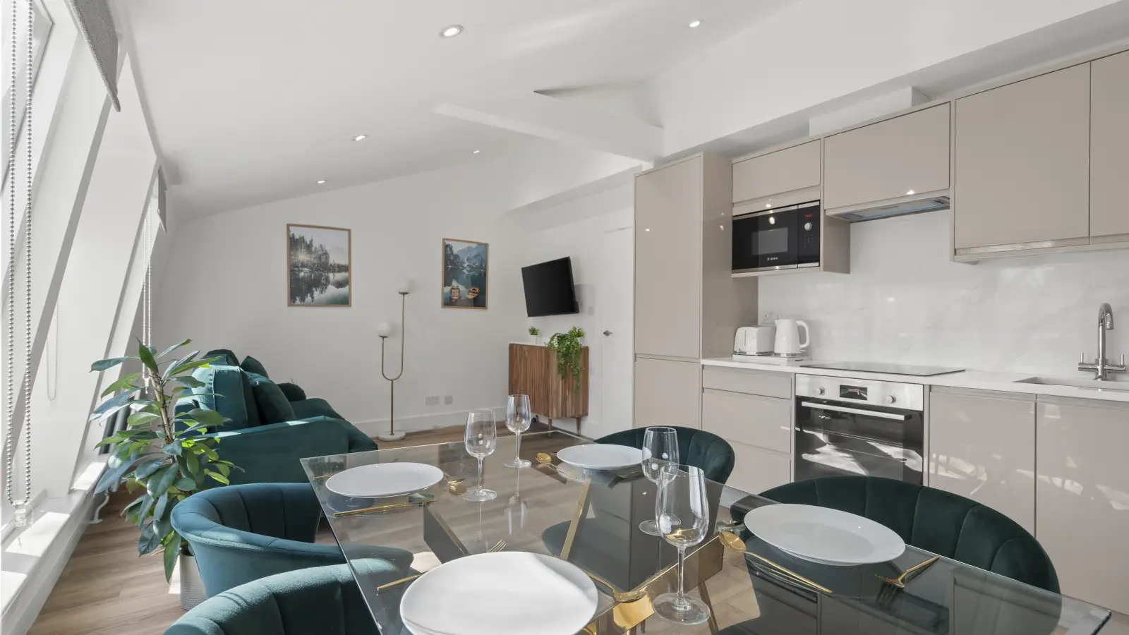 Flat Spring Street in City of Westminster