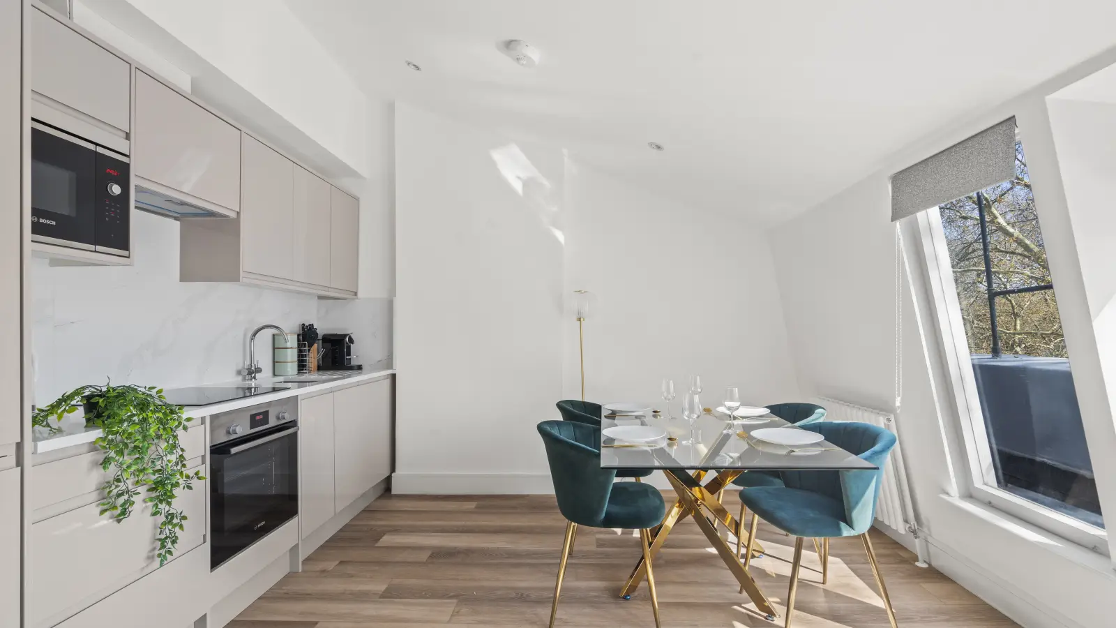 Flat Spring Street in City of Westminster
