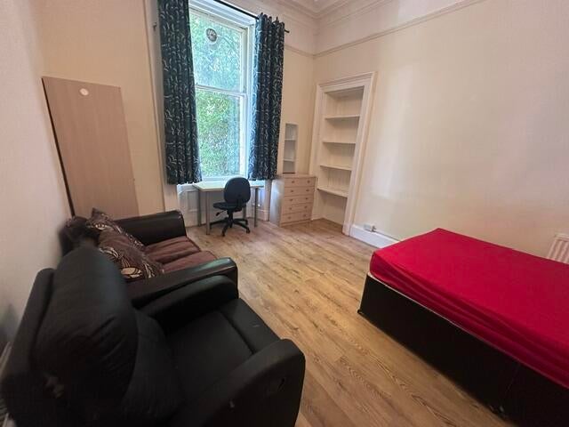 Room Cathcart Road in Glasgow