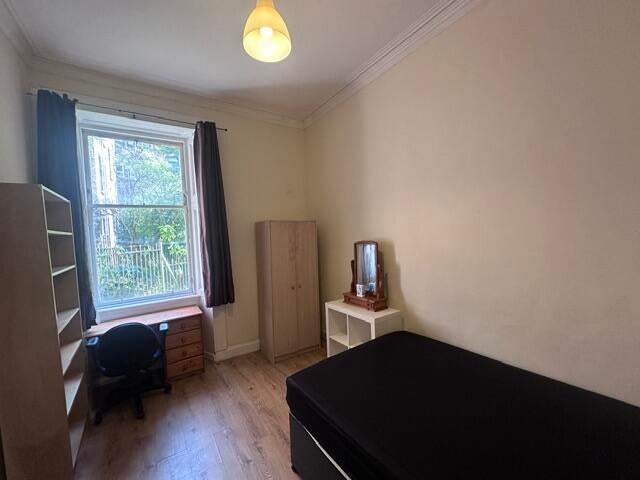 Room Cathcart Road in Glasgow