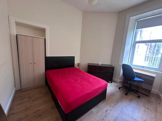 Room Cathcart Road in Glasgow