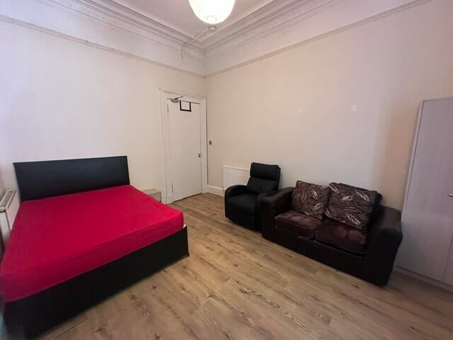 Room Cathcart Road in Glasgow
