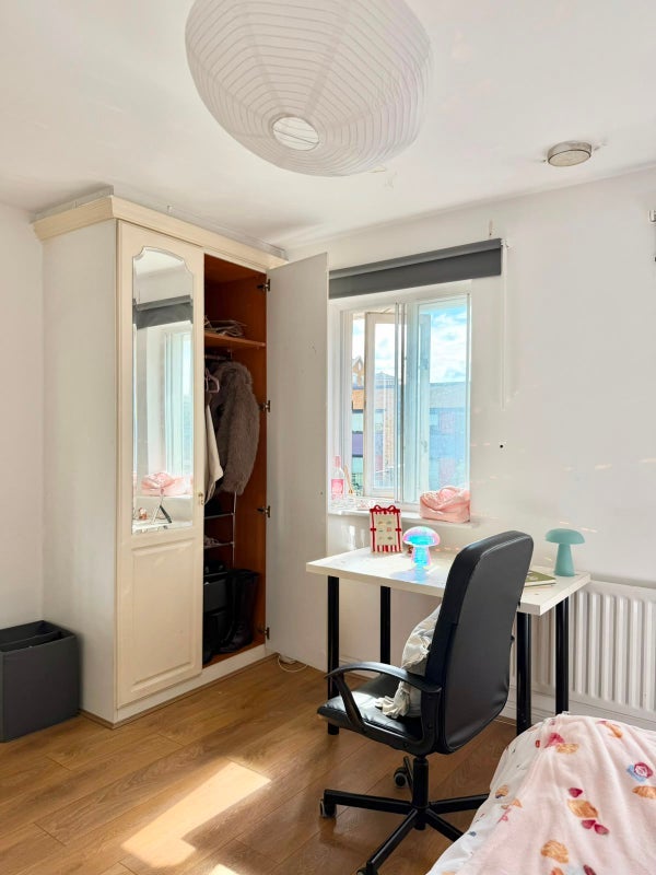 Room Island Row in Greater London