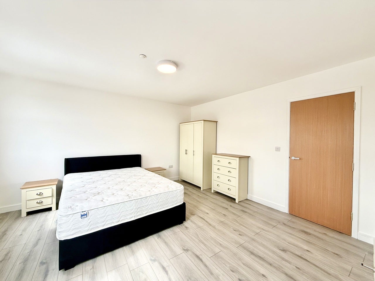 Flat Broadway in Greater London