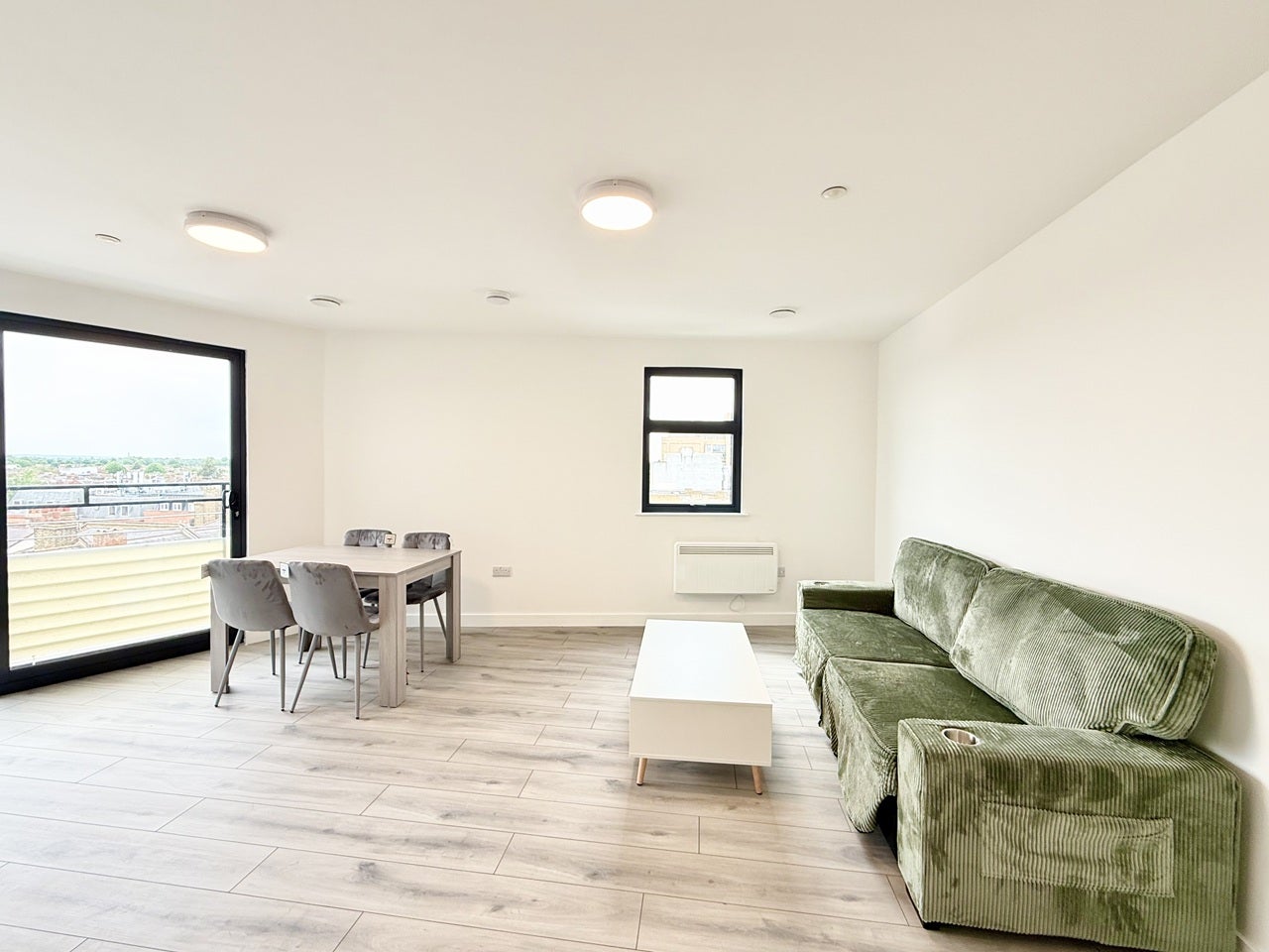 Flat Broadway in Greater London