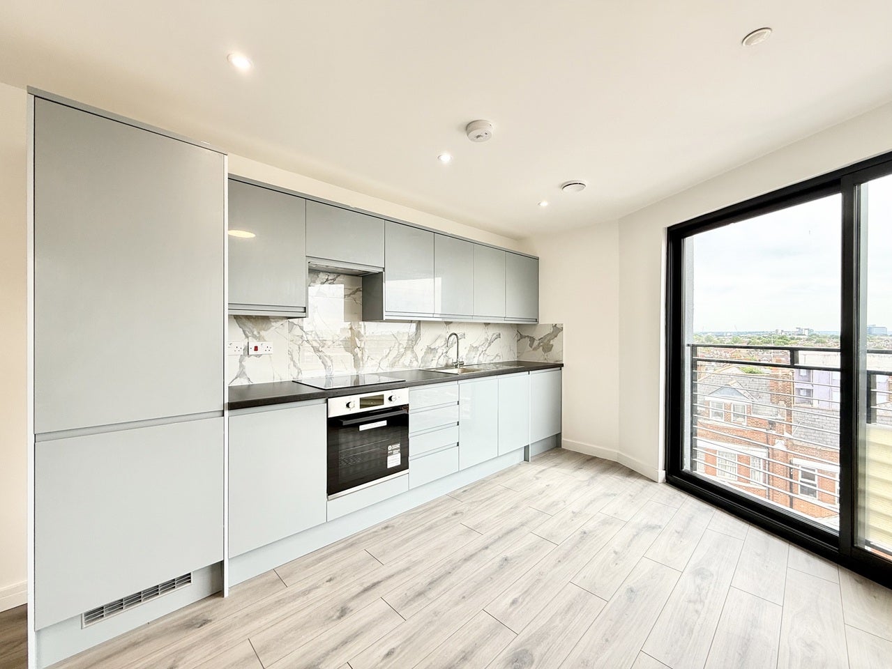 Flat Broadway in Greater London