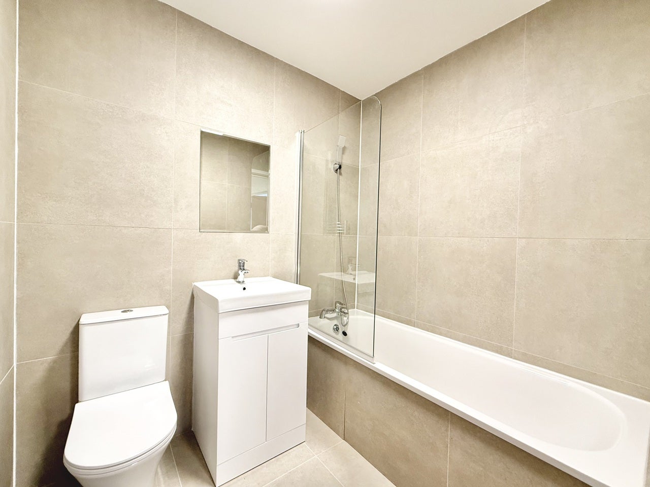 Flat Broadway in Greater London
