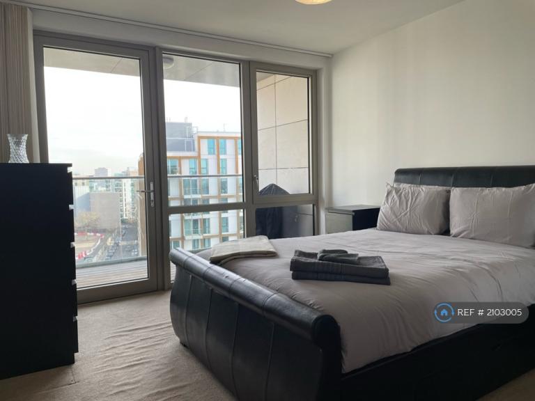 Flat Coster Avenue in Greater London