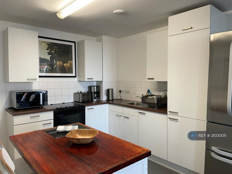 Flat Coster Avenue in Greater London