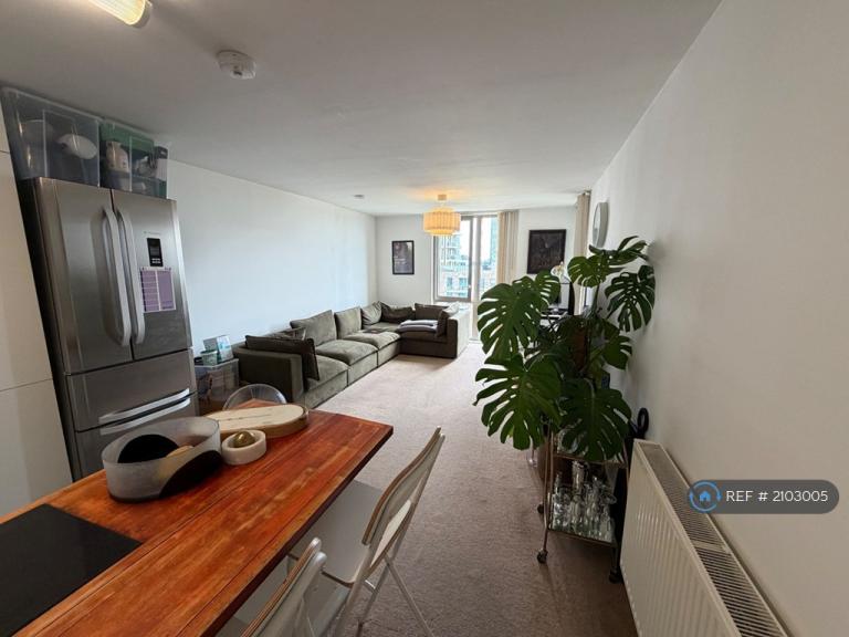 Flat Coster Avenue in Greater London