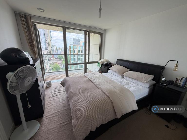 Flat Coster Avenue in Greater London