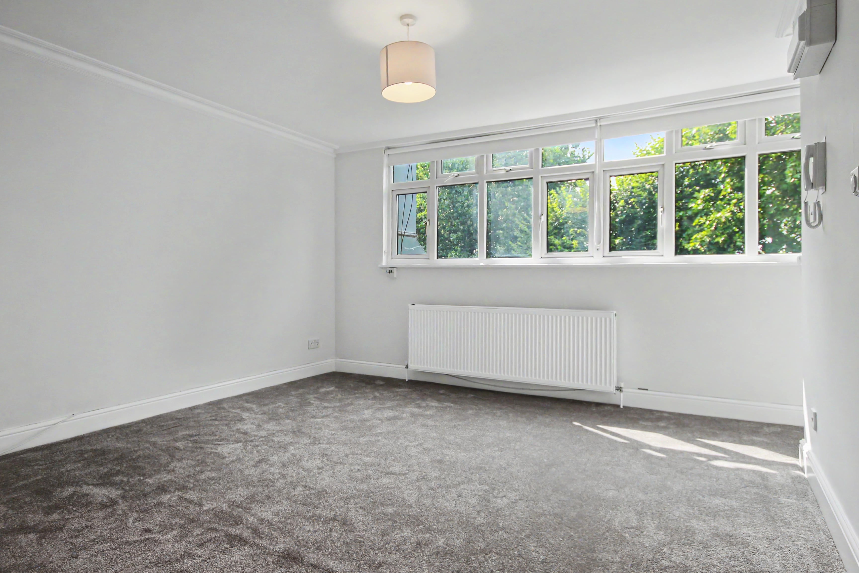 Flat Russells Crescent in Reigate and Banstead