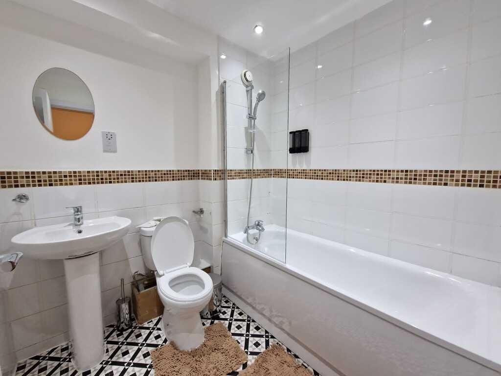 Room Wraysbury Drive in Greater London