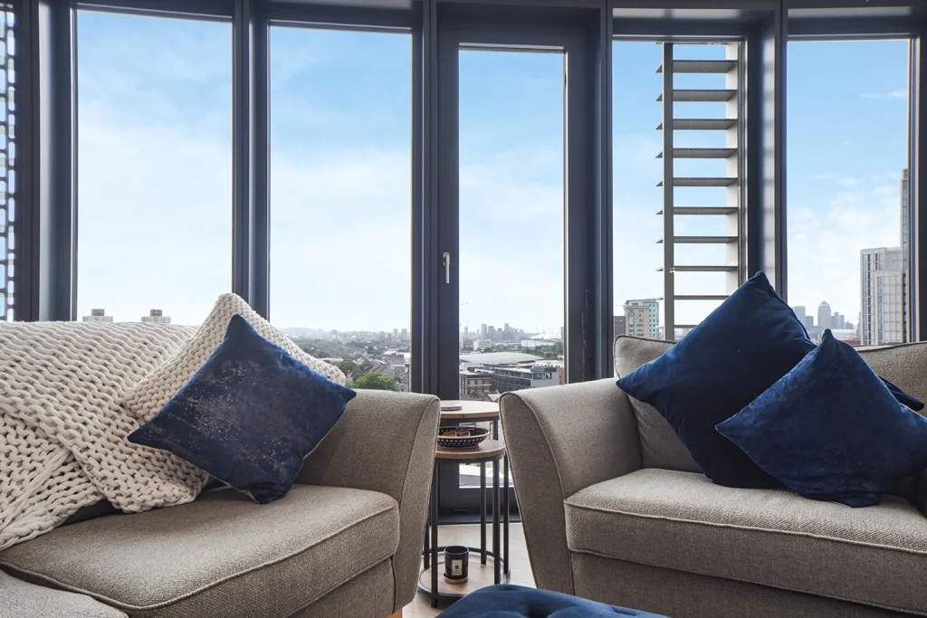 Flat Station Street in Greater London