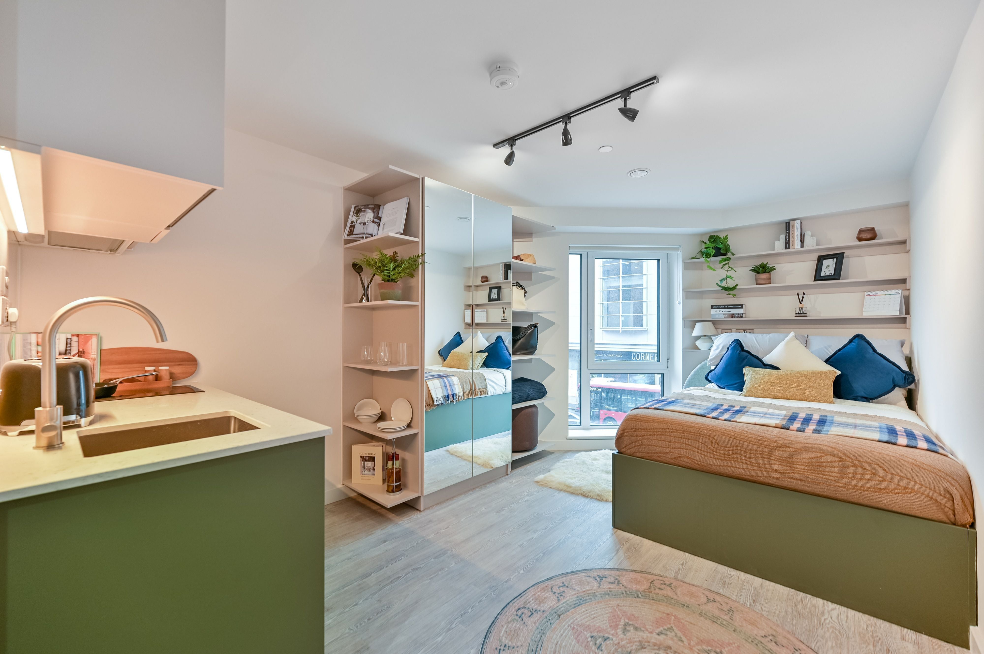 Room Castle Street in Greater London