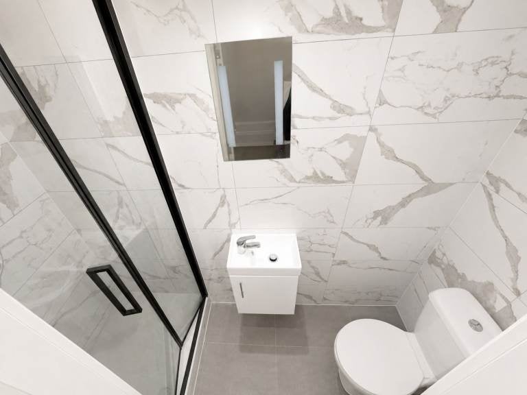 Flat Bannister Close in Greater London