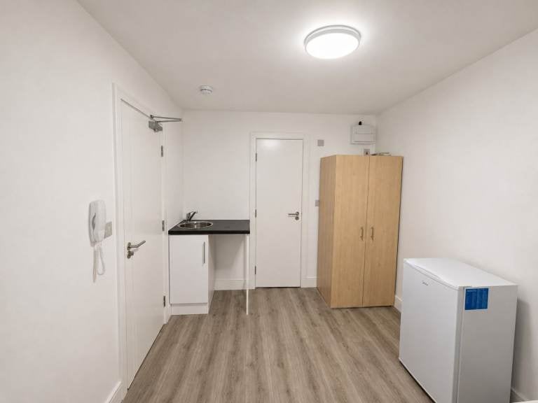 Flat Bannister Close in Greater London