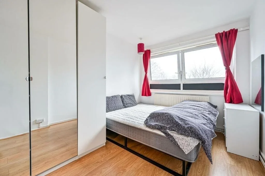 Flat Buxton Street in Greater London
