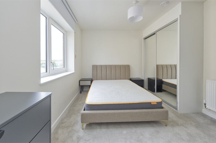 Flat Springfield Drive in Greater London