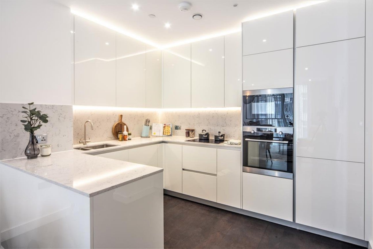 Flat Ponton Road in Greater London