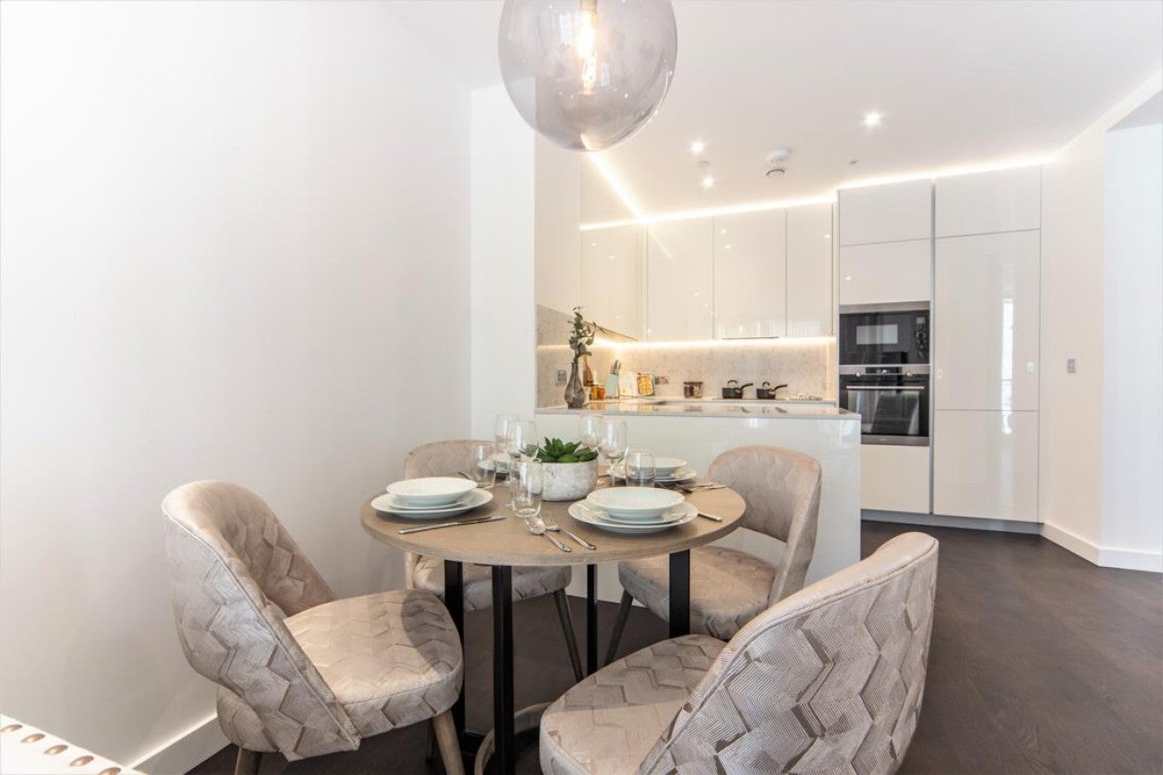 Flat Ponton Road in Greater London