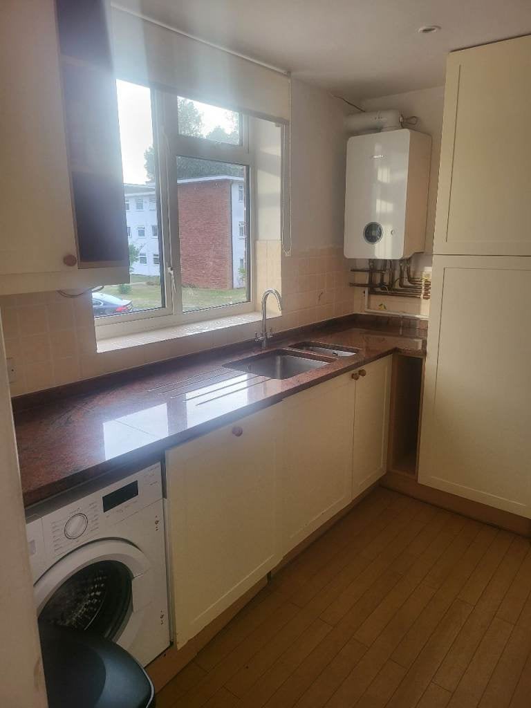 Flat Mint Close in Reading