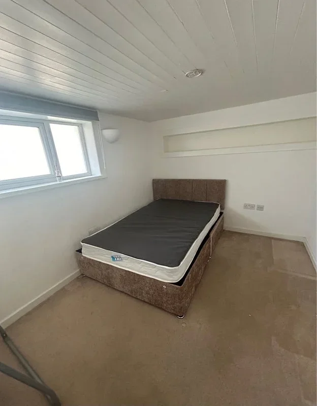 Room Newchapel Road in Lingfield