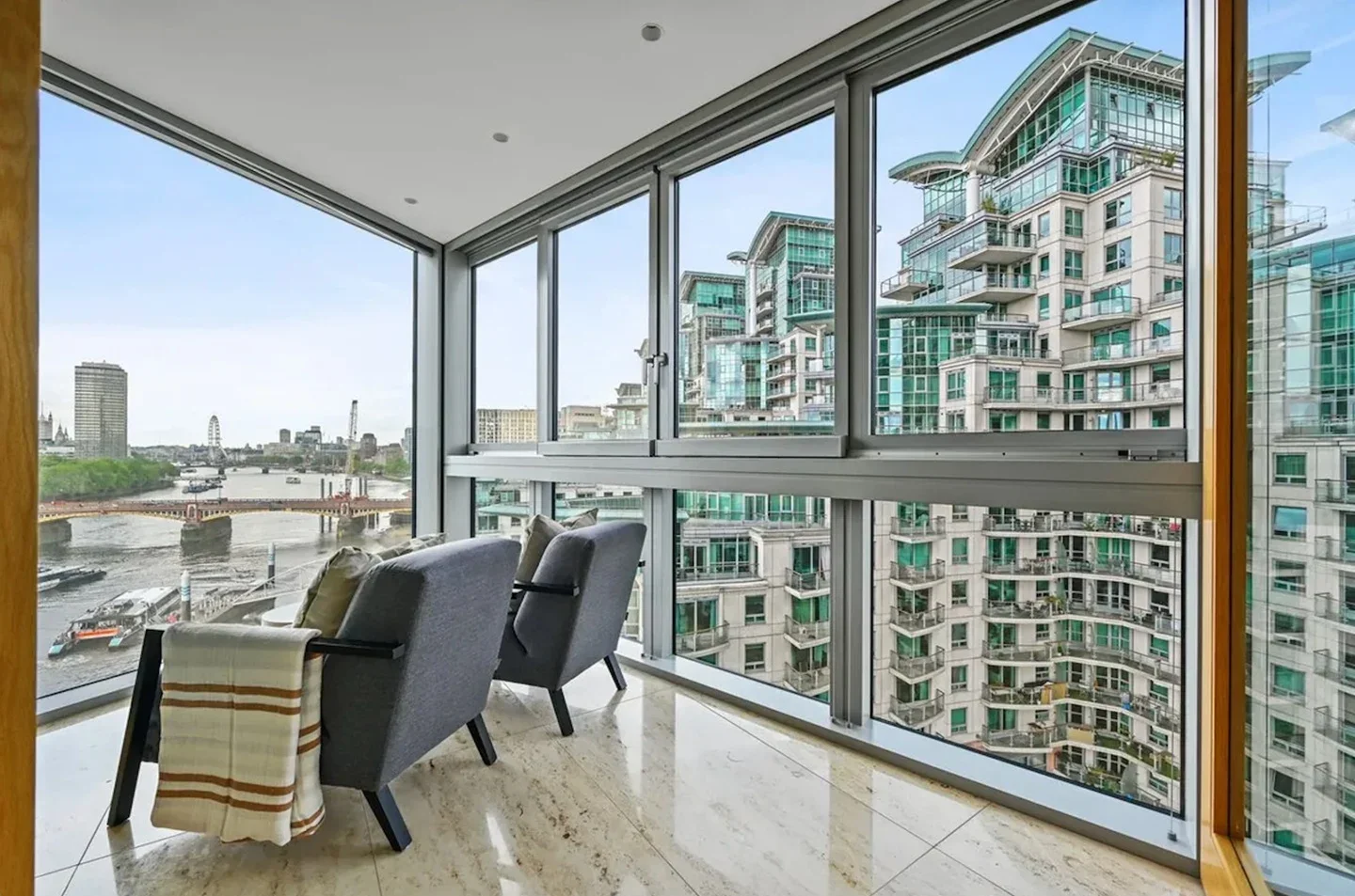 Flat Nine Elms Lane in Greater London