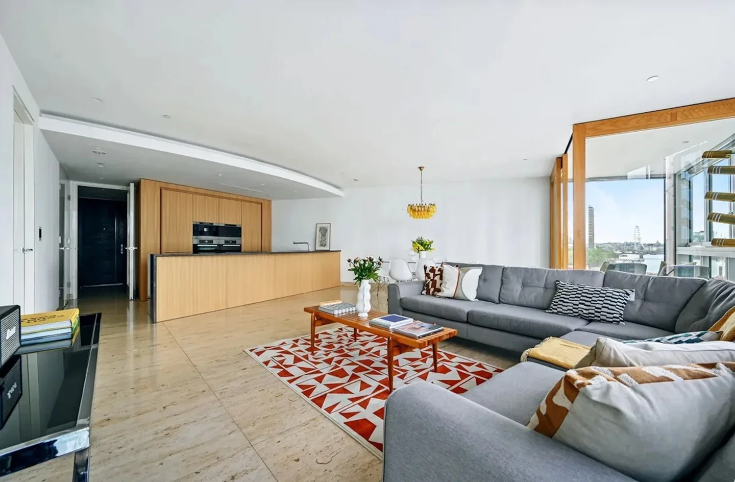 Flat Nine Elms Lane in Greater London