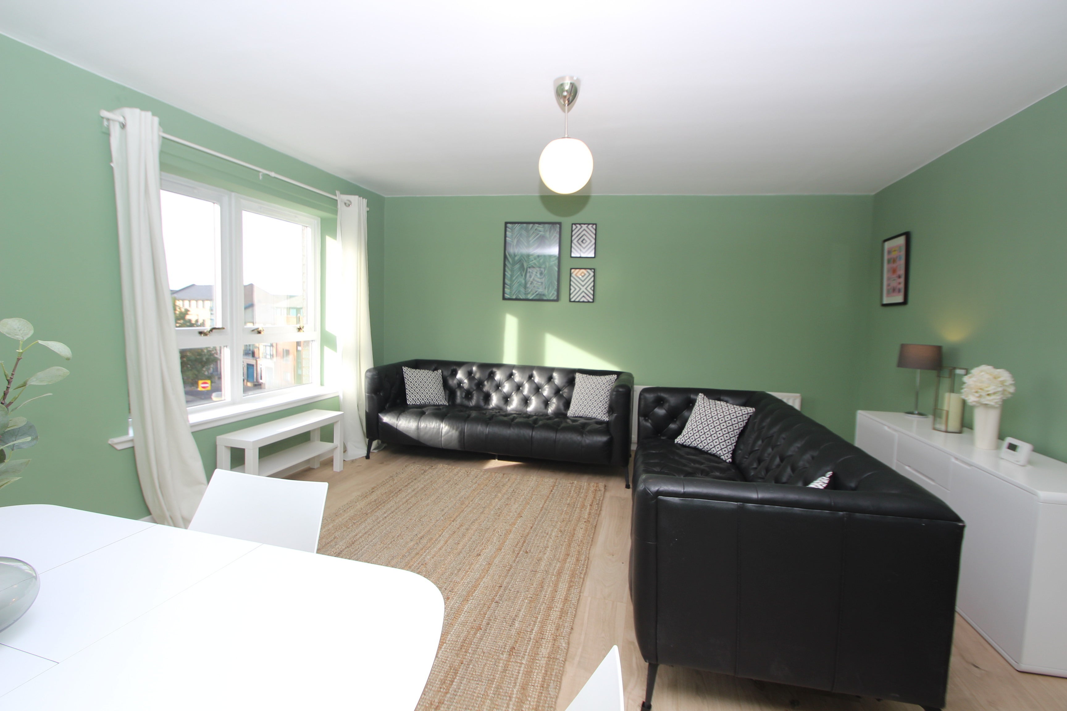 Flat Alexander Crescent in Glasgow