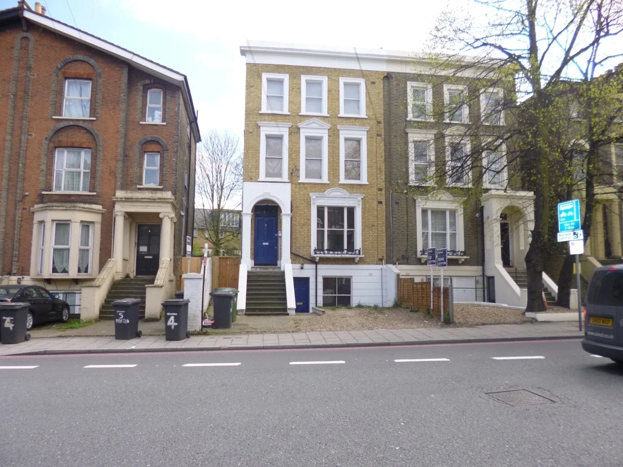 Flat Parkfield Road in Greater London